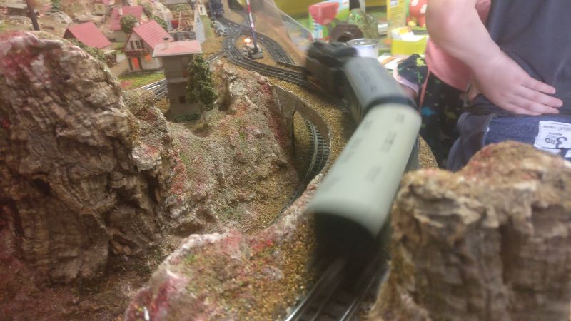 Hier rauscht der kurze Personenzug mit seiner Trix-Express-Dampflok der Baureihe 80 018 und den beiden Donnerbüchsen die Rampe der Trix H0 Anlage hinab.