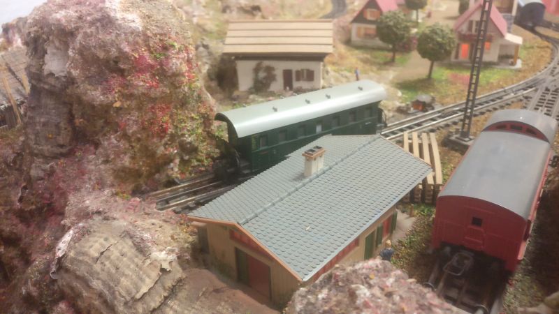 Der Personenwagen 2. Klasse: die Donnerbüchse steht auf dem Abstellgleis am Güterschuppen der Trix H0 Anlage.