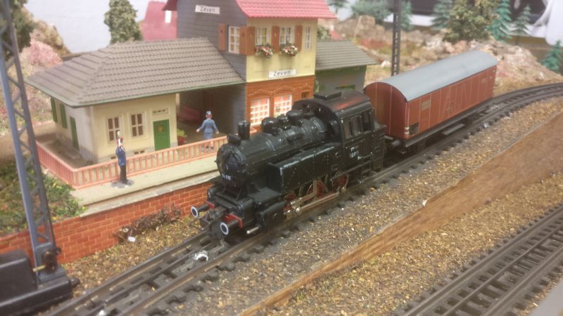 Das Stilleben auf der Trix H0 Anlage. Die "Trix Express 751 Dampflok BR 80 018" wartet geduldig auf "Freie Fahrt", die wohl heute nicht mehr kommen wird.