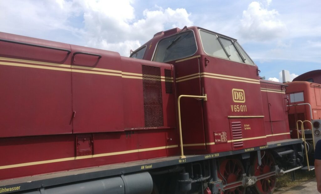 Die Diesellok V65 011 der DB (Leihgabe an die BSW-Freizeitgruppe zur Erhaltung historischer Eisenbahnfahrzeuge) auf dem Sommerfest der Bahn in Koblenz am 22.06.2019