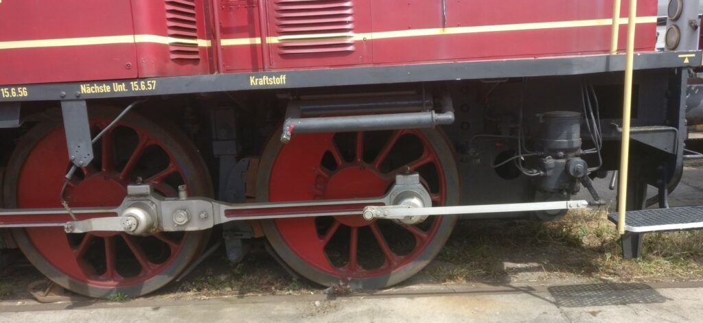 Die Diesellok V65 011 der DB (Leihgabe an die BSW-Freizeitgruppe zur Erhaltung historischer Eisenbahnfahrzeuge) auf dem Sommerfest der Bahn in Koblenz am 22.06.2019