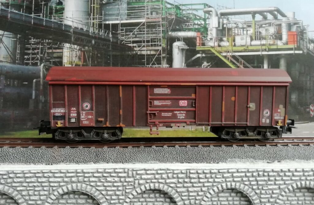 Der ffertige Märklin 44600 Taems 890, "Tonerde / Argille", Betriebsnummer 31 80 085 1 306-7. Doncolors Alterung / Patinierung von Modellbahnfahrzeugen wie hier einem Güterwagen.