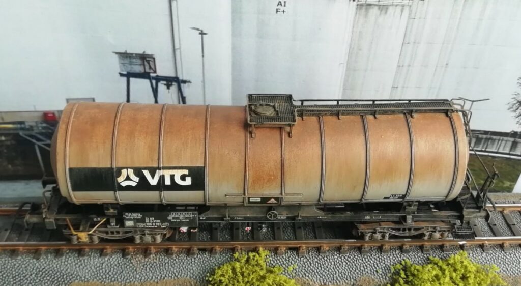 Der fertig gealterte Roco 75933 VTG Knickkesselwagen, Epoche VI, Betriebsnummer 33 80 D-VTGD 788 0 978-2. Doncolors Alterung / Patinierung von Modellbahnfahrzeugen wie hier einem Güterwagen.