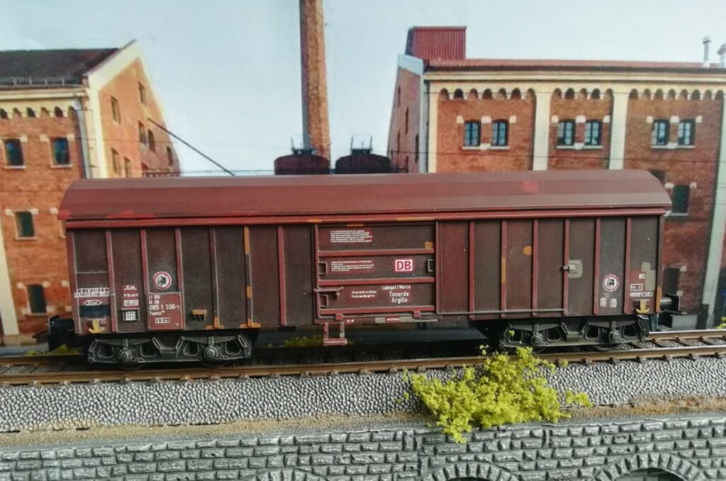 Vor dem Aufbringen der Graffiti: Der Märklin 44600 Taems 890, "Tonerde / Argille", Betriebsnummer 31 80 085 1 306-7. Doncolors Alterung / Patinierung von Modellbahnfahrzeugen wie hier einem Güterwagen.