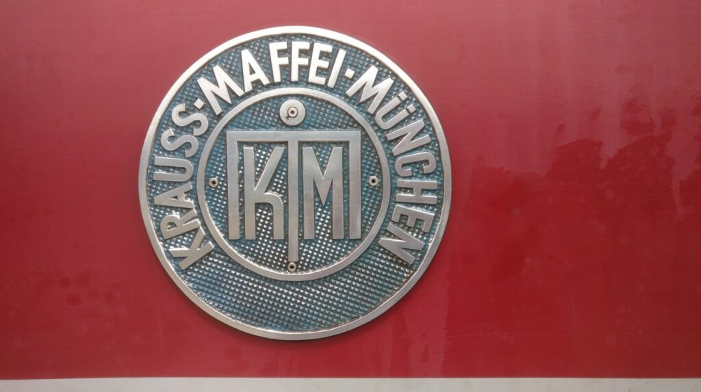 Das Fabrikschild "Krauss-Maffei-München" der Diesellok Baureihe 220 033-5 auf dem Sommerfest der Bahn in Koblenz