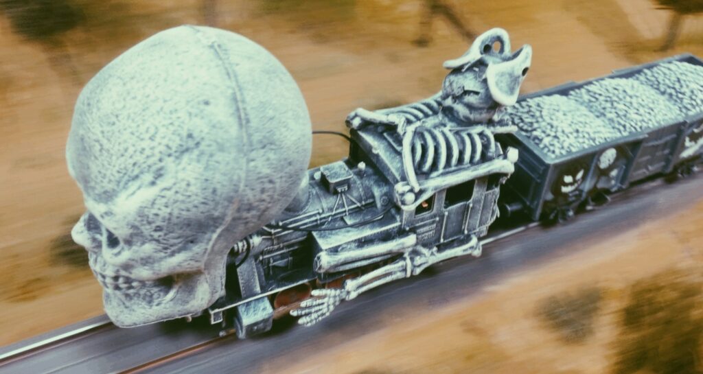 Die Märklin 3029 Tenderlokomotive zieht ihre schwere Last. Die fünf Märklin 44232 Halloween Wagen "Glow in the Dark" mit ihrer gespenstischen Ladung drücken gar mächtig.