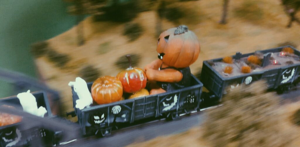 Bösartige Kürbisse blicken gierig in die Runde und suchen nach Beute für ihre finsteren Machenschaften. Der Märklin 44232 Halloween Wagen "Glow in the Dark" ist ihnen nur Gefährt auf ihrem nächtlichen Streifzug in die Welt der Menschen