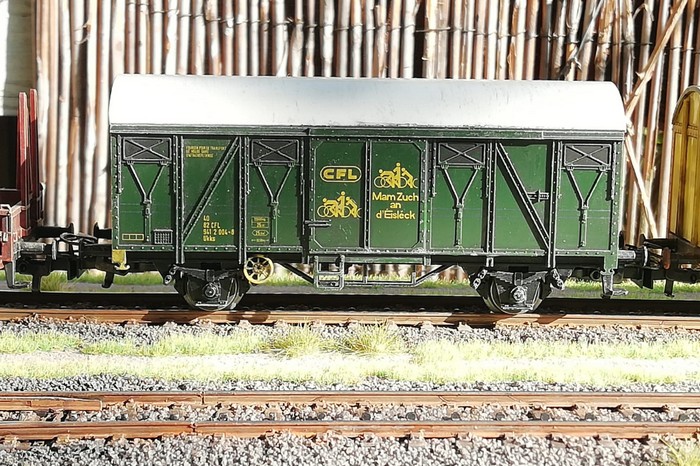 Ein etwas seltener Vertreter ist der Märklin 4491 Gedeckter Güterwagen der CFL "Mam Zuch am Eisleck", Wagennummer 40 82 CFL 941 2 004-8, Bauart KKs