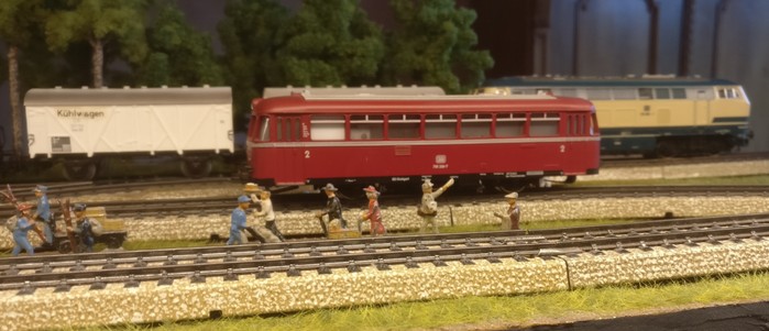 Märklin M-Gleise: Hier im Bahnhofsbereich sehr einfach in der Übersicht angeordnet. Der Schienenbus (Märklin 3016) erlebt derzeit eine Renaissance. Alle Modellbahnfreunde haben mindestens einen davon in der Vitrine. Und mehr als einmal sehe ich einen davon über die M-Gleise schnurren.