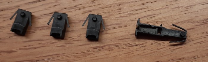 Drei der vier Adapter aus dem Tütchen der Märklin Ersatzteil E671860