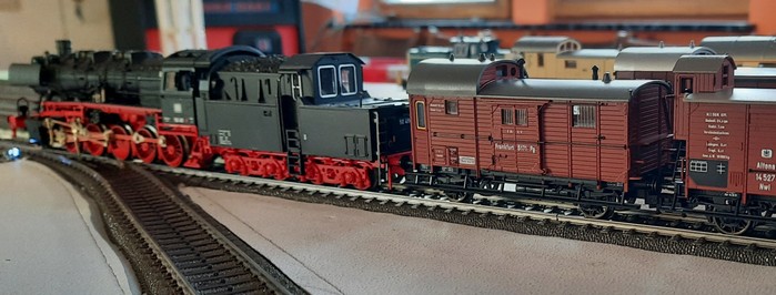 Die Fleischmann 4175 Güterzuglokomotive der Baureihe 50 411 mit Kabinentender vor einem Güterzug. Ein wenig Epochenmix, aber es hat Spaß gemacht, damit über die Strecke zu gehen.