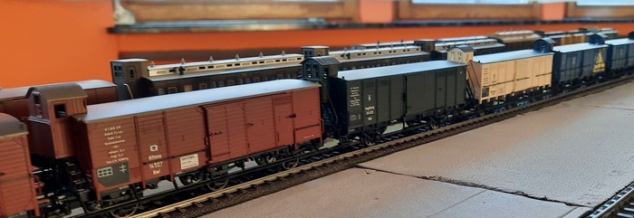 Ein Trix 23959 gedeckter bayrischer Güterwagen Bauart Gml Betriebsnummer "39652" und ein Fleischmann 5885 gedeckter dreiachsiger Güterwagen Bauart Altona Nwl mit der Wagennummer 14527.