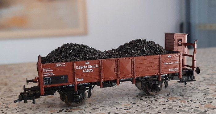 Ein einzelner Offener Güterwagen Omk der K. Sächs. Sts. E.B. mit der Wagennummer 43275 mit Kohleladung.