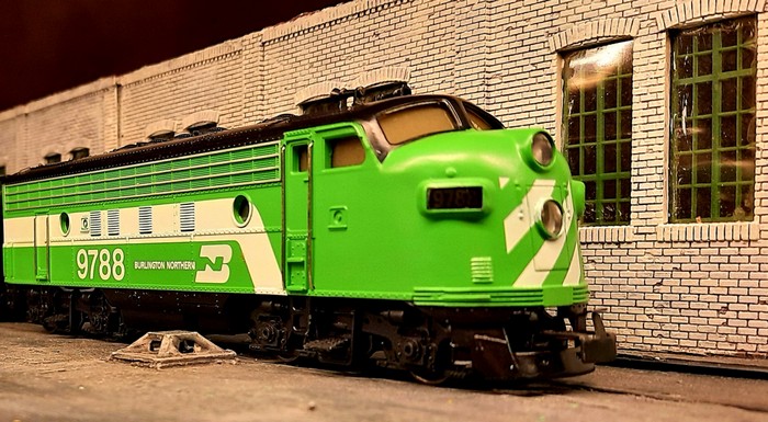 Die Diesellok Märklin 4181 EMD F7 "Burlington Northern", A-Unit in der Werkshalle meines Anlagenmoduls "Maschinenfabrik"