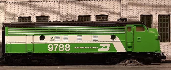 Man sieht der Märklin 4181 Diesellok EMD F7 "Burlington Northern" nicht an, dass sie keinen  Motor in sich trägt. Mir gefällt die bullige F7 mit den kräftigen Farben.