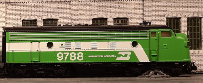 Man sieht der Märklin 4181 Diesellok EMD F7 "Burlington Northern" nicht an, dass sie keinen Motor in sich trägt. Mir gefällt die bullige F7 mit den kräftigen Farben.
