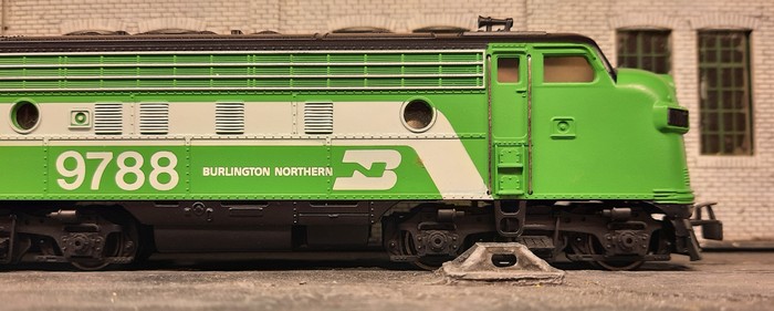 Fast sehe ich den Lokführer aussteigen, aus der Märklin 4181 Diesellok EMD F7 "Burlington Northern".