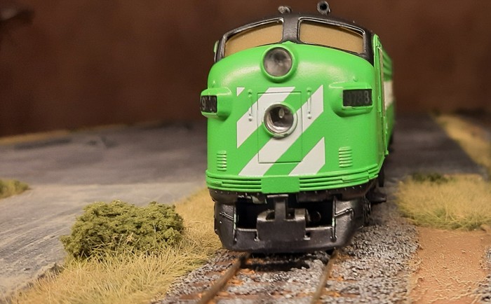 Das Ausfahrgleis aus dem Industrie-Anlagen-Modul. In Gleismitte ist noch eine Ölspur. Hoffentlich nicht von der Märklin 4181 Diesellok EMD F7 "Burlington Northern".