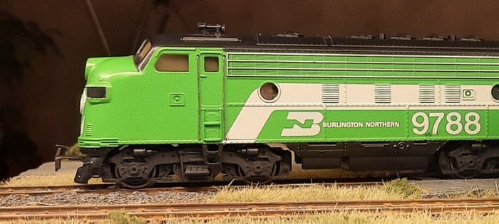 Von der anderen Seite ist sie nicht weniger bullig. Ich sollte mal ein paar Reefer-Cars an die Diesellok Märklin 4181 EMD F7 "Burlington Northern", hängen. So eine A-Unit sollte schon einen ordentlichen Zug ziehen können - wenn es nicht gerade eine Dummy-Einheit ist.