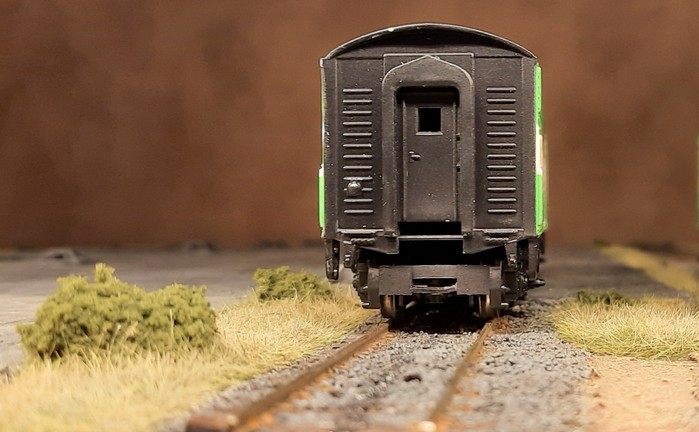 Die Rückseite der Diesellok Märklin 4181 EMD F7 "Burlington Northern" ist nicht so ganz mein Fall. Das Dach ist von Märklin verjüngt, was nicht vorbildgetreu ist. Mir ist klar, dass dies dem engen Radius der Märklin M-Gleise geschuldet ist. Dennoch stört es mich ein wenig.