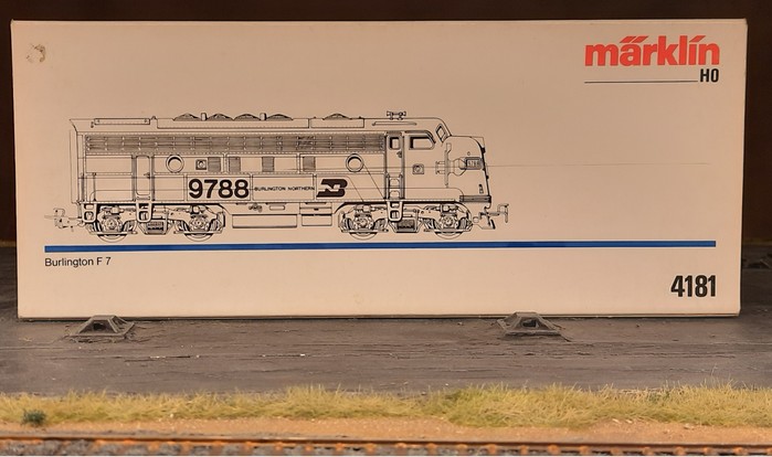 Die Märklin 4181 US-Diesellok EMD F7 "Burlington Northern", A-Unit mit der Betriebsnummer "9788".