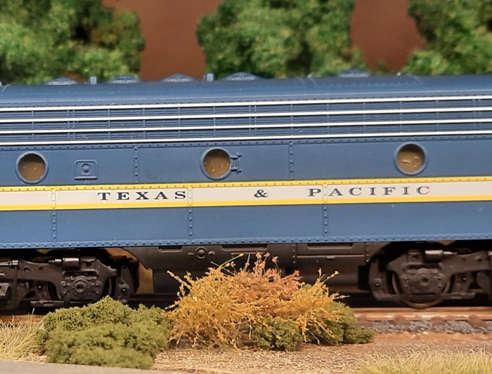 Ich verstehe nicht, warum die "Texas & Pacific" Loks wesentlich billiger verkauft werden wie die "Santa Fe" Loks. Mittlerweile gefällt sie mir so gut, dass ich davon eine komplette Einheit haben will. Ne Märklin 3481 / 3781 B-Unit EMD F7 "Texas & Pacific mit der  zugehörigen Dummy-A-Unit dran und noch eine weitere Märklin 4081 B-Unit EMD F7 "Texas & Pacific dazu.