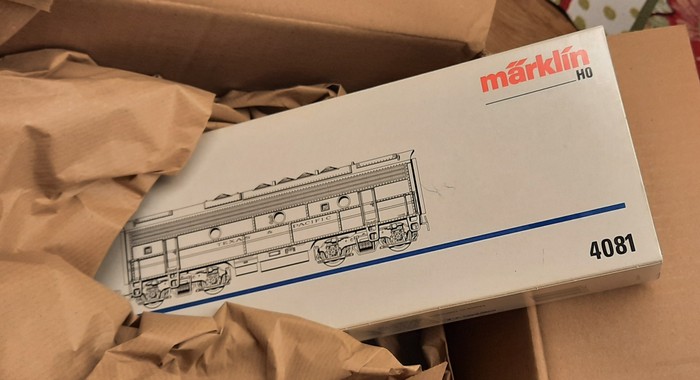 Das recht zügige Unboxing meiner Märklin 4081 B-Unit EMD F7 "Texas & Pacific" dauerte nur eine halbe MInute. Nicht, dass ich ungeduldig gewesen wäre.