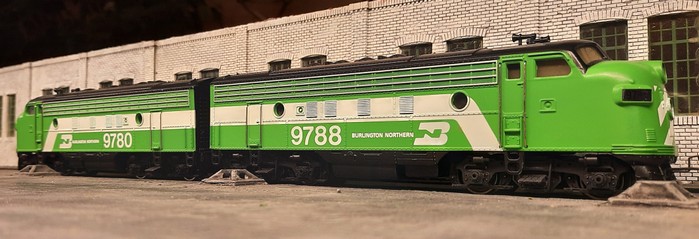 Die beiden A-Units in der Werkhalle: die Märklin 3181 /4181 US-Diesellok EMD F7 "Burlington Northern", A-Unit motorisiert/Dummy