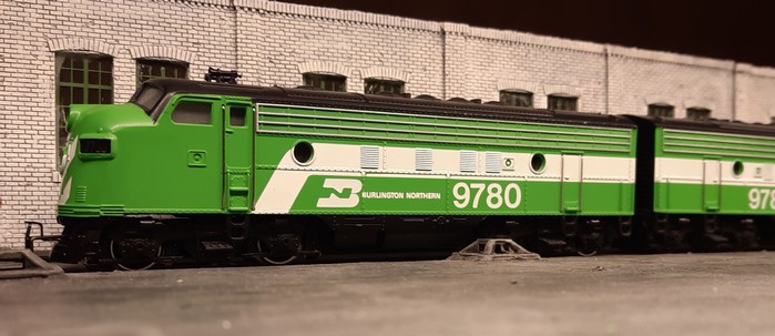 Die A-Unit Märklin 3181 EMD F7 "Burlington Northern" in der Werkhalle.