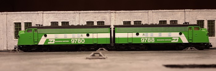 Die beiden A-Units in der Werkhalle: die Märklin 3181 /4181 US-Diesellok EMD F7 "Burlington Northern", A-Unit motorisiert/Dummy