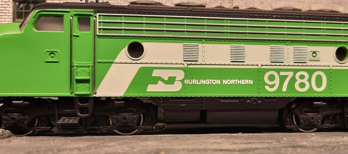 Die A-Unit Märklin 3181 EMD F7 "Burlington Northern" in der Werkhalle.