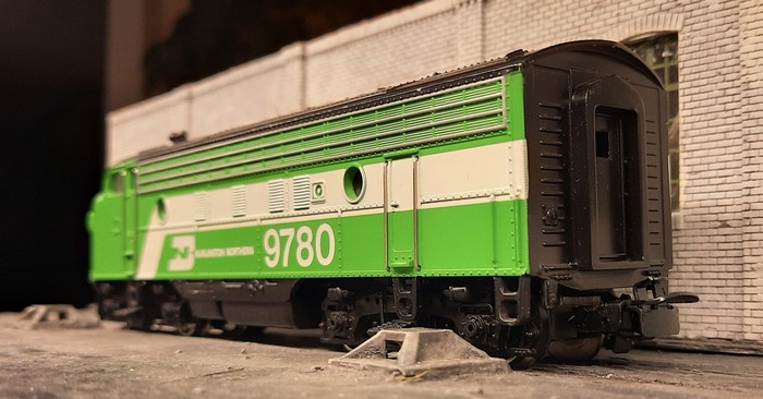 Die A-Unit Märklin 3181 EMD F7 "Burlington Northern" in der Werkhalle.