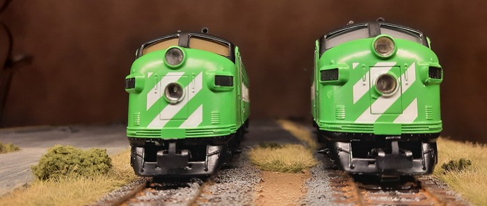 Auch außerhalb der Halle geben die beiden A-Units Märklin 3181 / 4181 EMD F7 "Burlington Northern" ein gutes Bild ab.