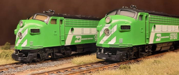 Ich bin nicht ganz sicher, ob sie mehr von vorne oder eher von schräg vorne bulliger wirken. Die Märklin 3181  / 4181 EMD F7 "Burlington Northern" ist schon ein Kraftpaket.