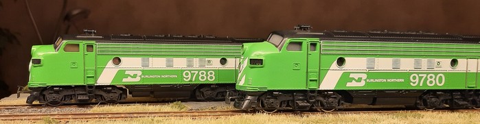 Hier sehen die Märklin 3181  / 4181 EMD F7 "Burlington Northern" eher windschnittig aus, finde ich.