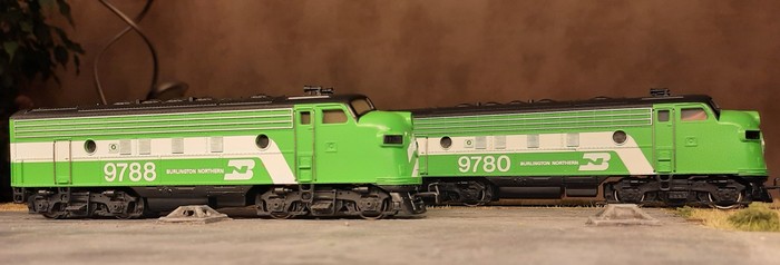 Wenn ich die Märklin 3181  / 4181 EMD F7 "Burlington Northern" hier stehen sehe, möchte ich am liebsten einen Satz Güterwägen auspacken und dranhängen. Leider macht das auf dem kurzen Industriegleis wenig Sinn.