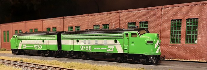 Draußen vor der Halle. Eines der Abstellgleise verläuft neben der Werkhalle entlang. Die Märklin 3181  / 4181 EMD F7 "Burlington Northern" stehen hier in Warteposition.