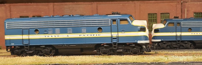 Die beiden A-Units der Märklin 3481 US-Diesellok EMD F7 "Texas & Pacific" vor der Produktionshalle.