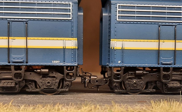 Zwei Kraftpakete aus dem Set der Märklin 3481 US-Diesellok EMD F7 "Texas & Pacific".