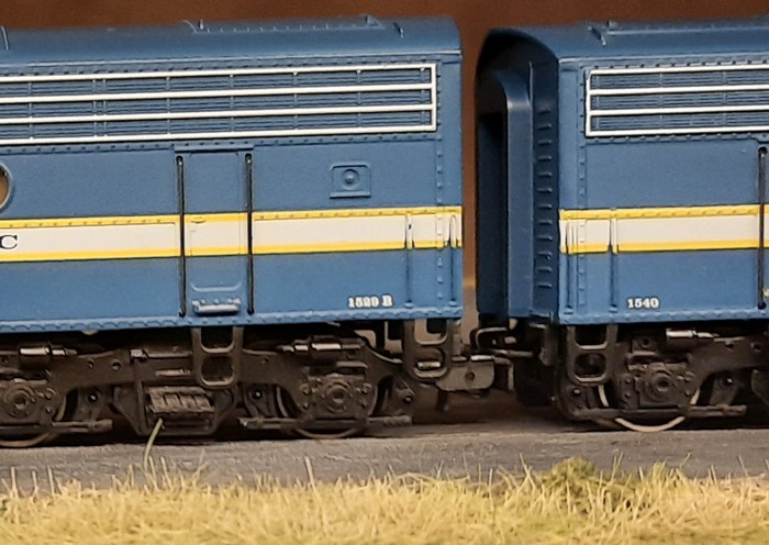 Zwei Kraftpakete aus dem Set der Märklin 3481 US-Diesellok EMD F7 "Texas & Pacific".