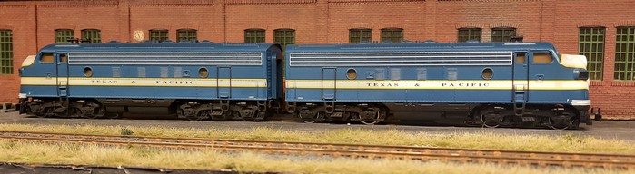 Die zwei A-Units aus dem Set der Märklin 3481 US-Diesellok EMD F7 "Texas & Pacific".vor der Werkhalle.