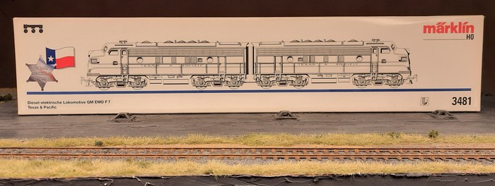 Die OVP der Märklin 3481 US-Diesellok EMD F7 "Texas & Pacific", 2x A-Unit. 