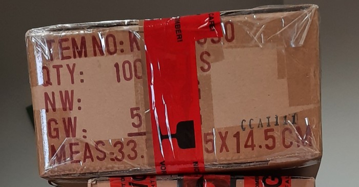 Das inhaltsschwangere ebay-Paket mit der Märklin 37622 US-Diesellok EMD F7 General Motors Diesellokomotive "Santa Fe" mfx+ / Sound drinnen.