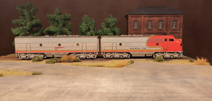 Ausgepackt und aufgebaut: das inhaltsschwangere ebay-Paket mit der Märklin 37622 US-Diesellok EMD F7 General Motors Diesellokomotive "Santa Fe" mfx+ / Sound auf einem H0-Anlagen-Modul von mir.