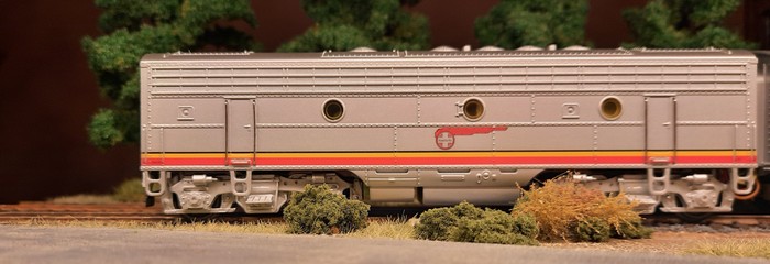 Die cabless B-Unit der Märklin 37622 EMD F7 "Santa Fe". Sie schaut nicht weniger kraftvoll aus.