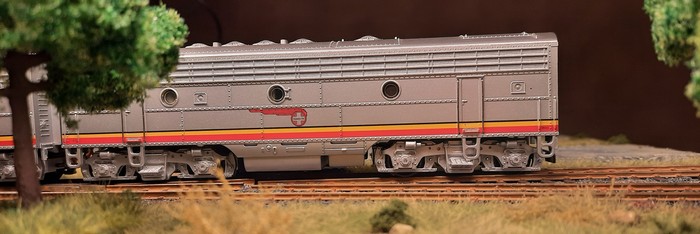 Die EMD F7 in Rot Silber (Red Bonnet) hat auch bei Märklin noch ein Geschwister in Blau Silber (Blue Bonnet), die Märklin 3662.