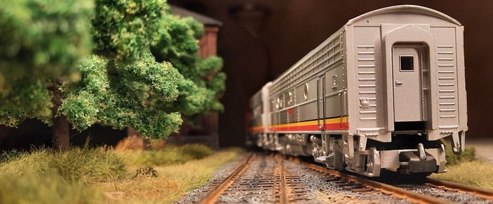 Ja, ich gebs ja zu, sie gefällt mir und ich muss sie jetzt rundrum bisle beäugen. Die Märklin 37622 EMD F7 "Santa Fe" ist eine meiner Lieblingsloks.