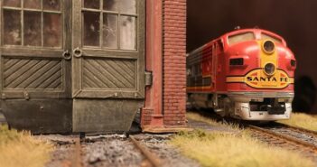 Über die Erinnerung an den Duft von Märklin: das Unboxing und die Jungfernfahrt der analogen Lokomotive Märklin 3060 US-Diesellok EMD F7 "Santa Fe", A-Unit motorisiert