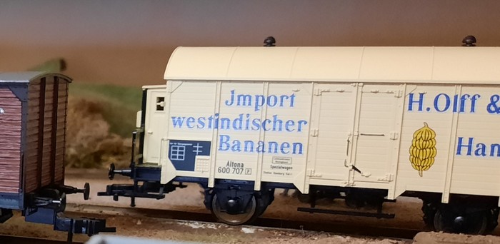 Der Fleischmann 5837 K Kühlwagen "Olff & Sohn" der DRG. Import westindischer Bananen hat sich Olff & Sohn auf die Fahnen geschrieben. Mit dem neuen Märklin C-Gleis Plan wird sich noch öfter ein Güterwagen von Ohlff & Sohn hier entladen werden.