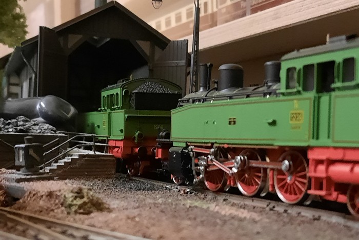 Vor dem Lokschuppen stehen mehrere Märklin Hamo 8312 württembergische Dampflokomotiven T5 mit der Betriebsnummer 1206.